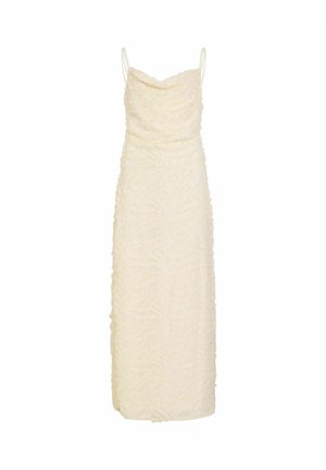 Lang kremfarget kjole med tynne skulderstropper og teksturert stoff, designet for formelle eller kveldsanledninger.