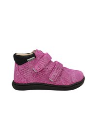Scarpa alta in tessuto rosa con tre cinturini a strappo, collo alla caviglia nero e superficie testurizzata con glitter argentati. Suola in gomma nera.