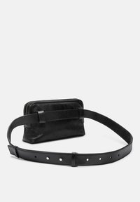 Borsetta a tracolla in pelle nera con forma rettangolare, chiusura con zip e una tracolla regolabile con diversi fori per la personalizzazione della misura.