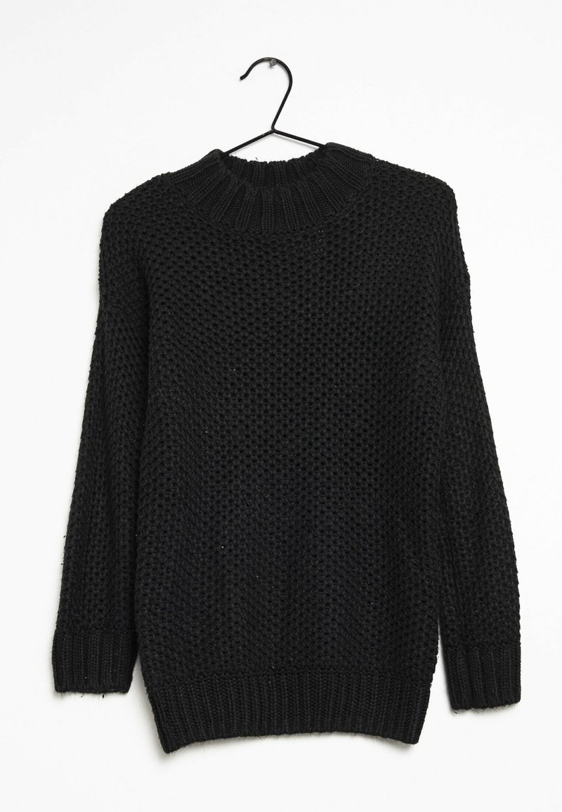 Pull noir en grosse maille avec col haut, poignets et ourlet côtelés, suspendu à un cintre noir sur fond blanc.