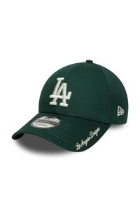 Gorra de béisbol verde oscuro con el logotipo blanco bordado de "LA" en la parte frontal, correa ajustable y un sutil texto de "Diseños de Los Ángeles" en el costado.