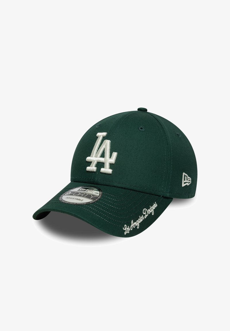 Ciemnozielona czapka bejsbolowa z haftowanym białym logo "LA" z przodu, regulowanym paskiem oraz subtelnym napisem "Los Angeles Designs" z boku.