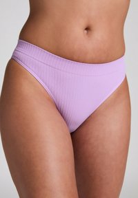 Lavendelfarbene, gerippte Bikiniunterteile mit breitem Bund, die über eine glatte Textur und ein hochgeschnittenes Bein-Design verfügen.