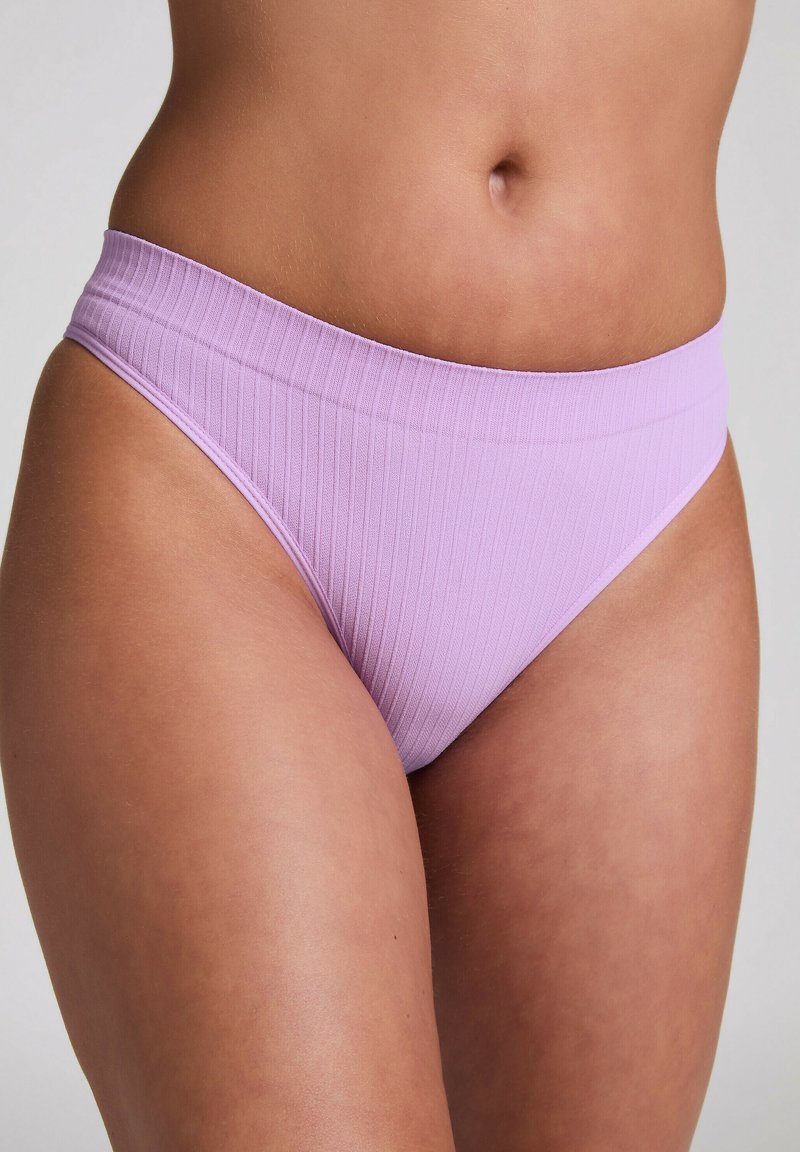 Lavendelfarbene, gerippte Bikiniunterteile mit breitem Bund, die über eine glatte Textur und ein hochgeschnittenes Bein-Design verfügen.