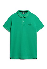Polo de manga corta verde hecho de algodón con una tapeta de tres botones y un pequeño logotipo bordado en el pecho. Textura suave, ajuste casual.