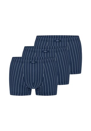 Trzy granatowe męskie bokserki w pionowe białe paski, ułożone w przesuniętym rzędzie na białym tle.