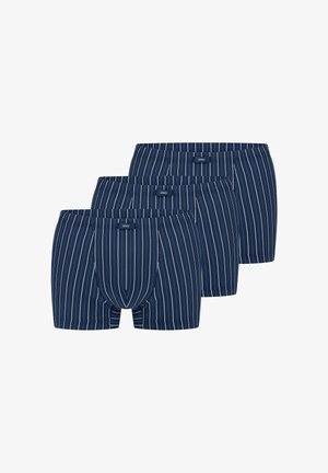 Tre mørkeblå herreboxershorts med lodrette hvide striber, arrangeret i en trappestillet række på en hvid baggrund.