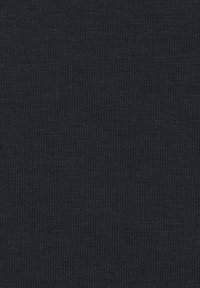 Nahaufnahme von dunkelgrauem geripptem Strickstoff mit vertikalen Linien und feiner Webstruktur.