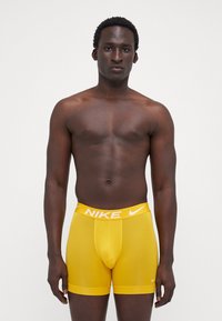 Nike Underwear ESSENTIAL 3 PACK - Boxer briefs - uni gold/picante red/black