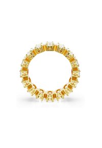 Guldtonad ring som har en serie av växelvis rund och rektangulär klara ädelstenar, inställda i ett elegant cirkulärt band.