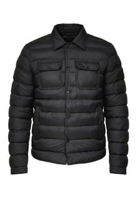 Čierna prešívaná prešívaná bunda s golierom, zapínaním na gombíky, dvoma náprsními vreckami so záklopkami a gombíkmi a dvoma bočnými vreckami.