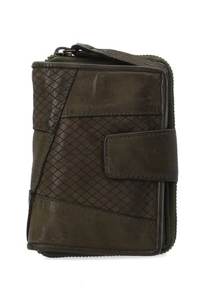 Zielona skórzana portmonetka z zamkiem błyskawicznym, posiadająca teksturowany wzór w diamenty, gładkie sekcje oraz zatrzask z przodu.