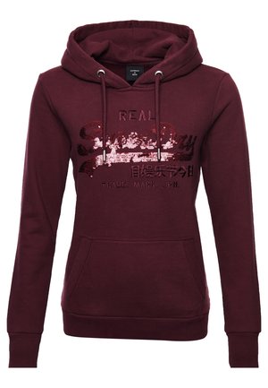 Bordowa bluza z kapturem z kieszenią z przodu, sznurkiem w kapturze oraz logo z cekinami z napisem "Superdry Real Trade Mark JPN" z japońskimi znakami.