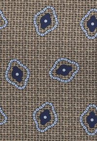 Materiał tekstylny w brązowy wzór w kratkę z niebieskimi i granatowymi motywami kwiatowymi obrysowanymi jasnoniebieskim kolorem, wszystko o gładkiej, tkanej teksturze.