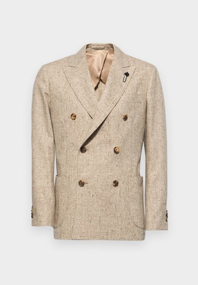 Beżowa marynarka dwurzędowa wykonana z teksturowanej tkaniny, z dużymi brązowymi guzikami i jedwabną podszewką. Zawiera ozdobną czarną szpilkę.