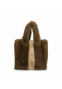 Fauxbont tas in bruin- en beige tinten, met een gestructureerd, pluizig oppervlak en twee ronde handvatten voor gemakkelijk dragen.