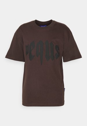 Braunes, kurzärmeliges Baumwoll-T-Shirt mit großem schwarzem Schriftzug "pequs" auf der Vorderseite. Klassischer Rundhalsausschnitt, lockere Passform.