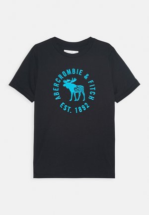 Zwart T-shirt met korte mouwen met een blauwe elandafbeelding en de tekst "Abercrombie & Fitch Est. 1892" in een cirkelvormig ontwerp aan de voorkant.