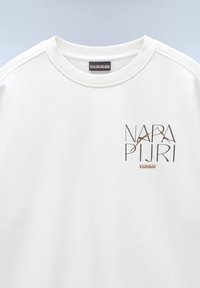Witte katoenen sweatshirt met een ronde hals, een relaxte pasvorm en een logo dat op de linkerkant van de borst is gedrukt in bruin en zwart geometrisch ontwerp.