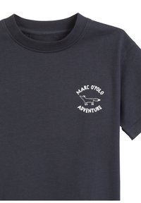 Navyfarbenes Baumwoll-T-Shirt mit Rundhalsausschnitt. Verfügt über einen weißen Druck "Marc O'Polo Adventure" und eine Fuchs-Grafik im linken Brustbereich.