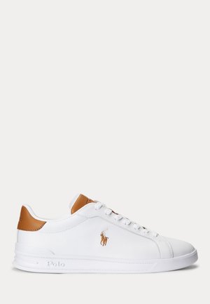 Baskets en cuir blanc avec languette et talon marron, lacets à l'avant et logo Polo brodé sur le côté.