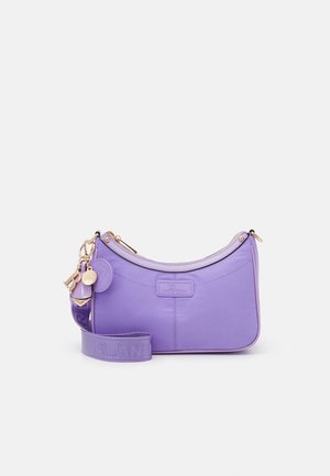 Bolso de piel morado con forma curva, herrajes dorados y una correa texturizada que presenta la letra de la marca. Incluye un accesorio de llavero.