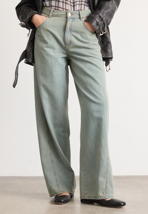 Lyseblå vide denimjeans med høyt liv, frontlommer, knappefeste og en lett falmet finish.