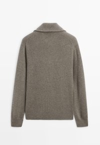 Grauer Strickpullover mit umgeklapptem Kragen, gerippter Struktur und langen Ärmeln; verfügt über einen geraden Saum und Nahtdetails.