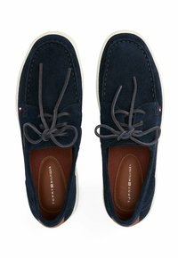 Tommy Hilfiger TOMMY HILFIGER LACE-UP SUEDE HYBRID BOAT SHOES - Náuticos - desert sky