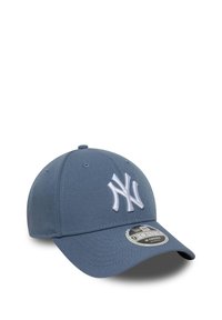 Căciulă de baseball gri cu o borță curbată, având un logo alb brodat "NY" pe partea din față și o etichetă de marcă pe lateral.