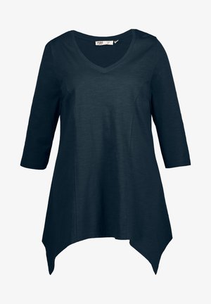 Donkerblauwe V-hals tuniek met driekwart mouwen, asymmetrische zoom en een zachte textuur. Beschikt over een klein merklabel.