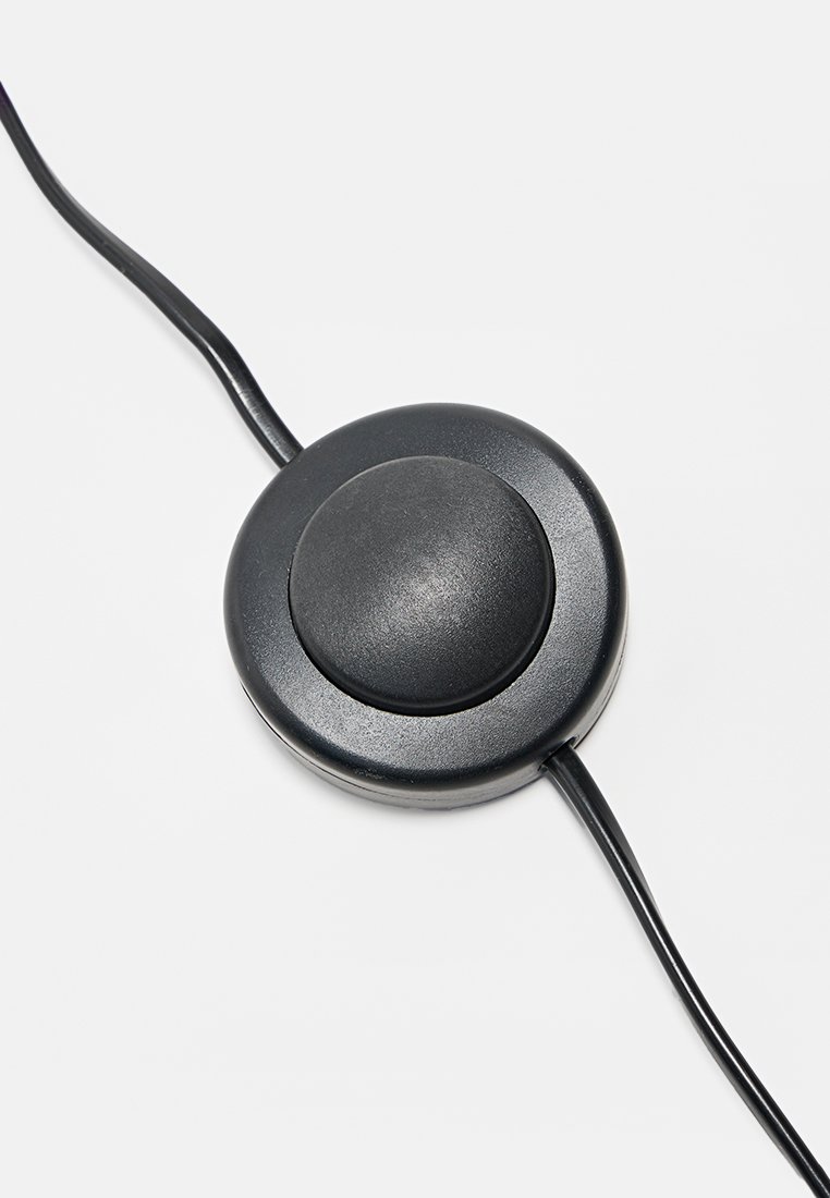 Schwarzer runder Netzschalter mit strukturierter Oberfläche, verbunden mit einem Kabel. Minimalistisches Design, geeignet für verschiedene elektronische Geräte.