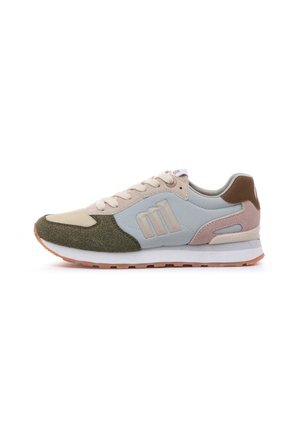 Sneaker basse con pannelli beige, azzurri chiaro, oliva, rosa e marrone, lacci beige e suola in gomma, vista laterale su sfondo bianco.