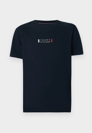 Marineblaues Baumwoll-T-Shirt mit kurzen Ärmeln, versehen mit einem Logo, das rote und weiße Streifen sowie in der Mitte fettgedruckten Text zeigt.