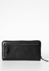 Zwarte leren portemonnee met een gestructureerd oppervlak, voorzien van een ritsluiting en een voorvak met ritsdetails en accenten.
