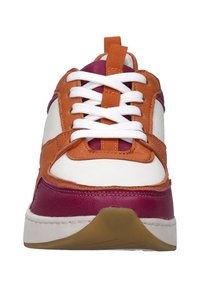 Sneaker mit orangefarbenen, weißen und lila Lederpaneelen, weißen Schnürsenkeln und einer strukturierten Sohle mit einem Gummirubber-Akzent.
