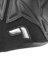 Schwarzer Sportschuh mit einem strukturierten Obermaterial aus Stoff, ausgestattet mit einem auffälligen weißen Logo und geometrischen Designelementen an der Seite.