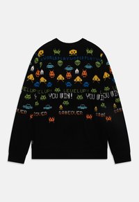 Černý pletený svetr s barevnou pixelovou grafikou a textem, včetně herních ikon a frází jako "LEVEL UP!" a "GAME OVER."