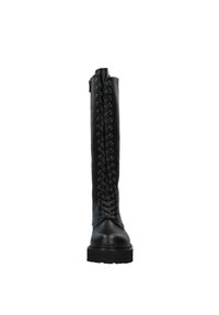 Stivale in pelle nera fino al ginocchio con punta arrotondata, lacci frontali e suola spessa. Presenta occhielli in argento e una texture liscia.