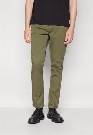 Lyle & Scott ANFIELD - Nohavice chinos - green