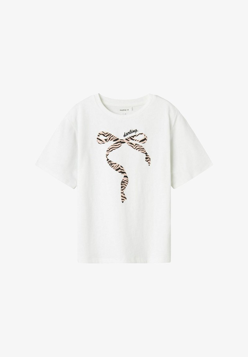 T-shirt en coton blanc avec un design de ruban à motif zèbre noir et rose, portant le mot "darling" bien en évidence au centre.