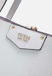 Guess BRENTON TOTE - Borsa a mano - white