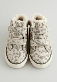 Glitzernde silberne und beige Leopardenmuster High-Top-Schuhe mit zwei Klettverschlüssen, texturiertem Futter und einer weißen Gummisohle.