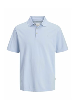 Svetlomodrá polo tričko so golierom, tromi gombíkmi a jemným logom na hrudníku. Vyrobené z mäkkej, textúrnej látky.