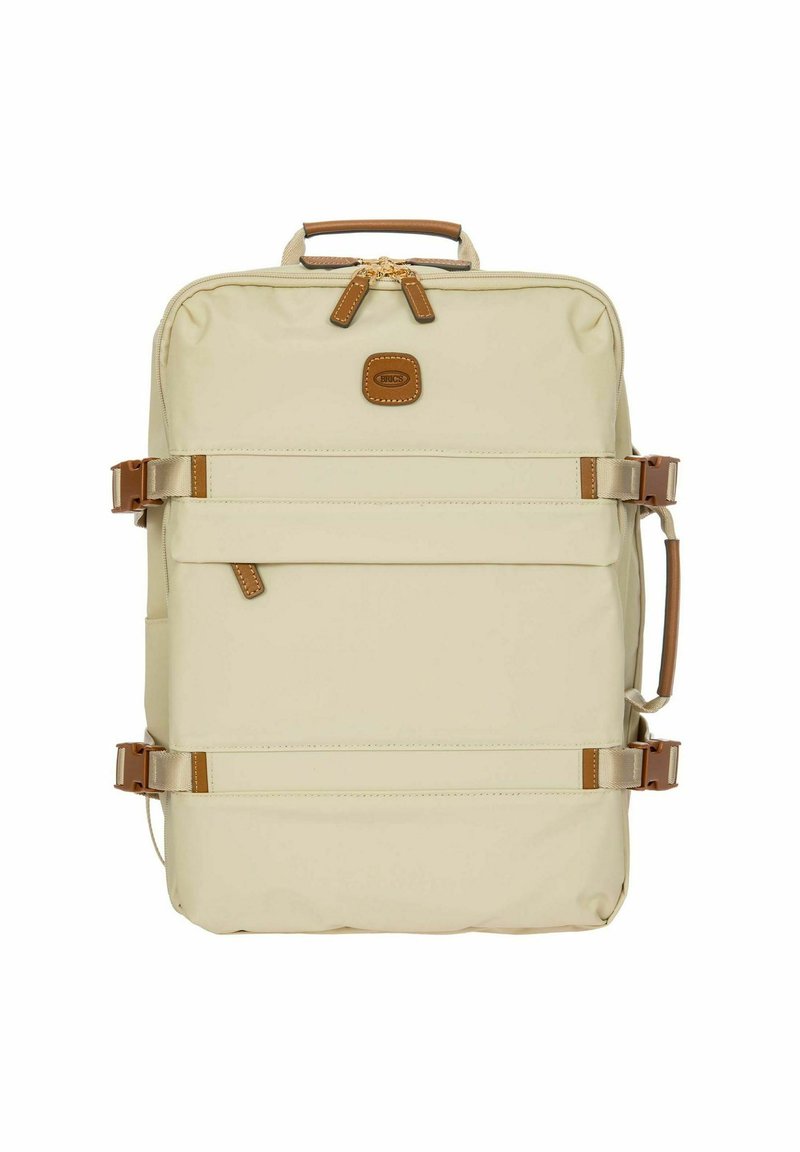 Zaino in nylon beige con accenti in pelle marrone, chiusura con cerniera, manico laterale e spallacci regolabili. Presenta una tasca frontale e un design minimalista.