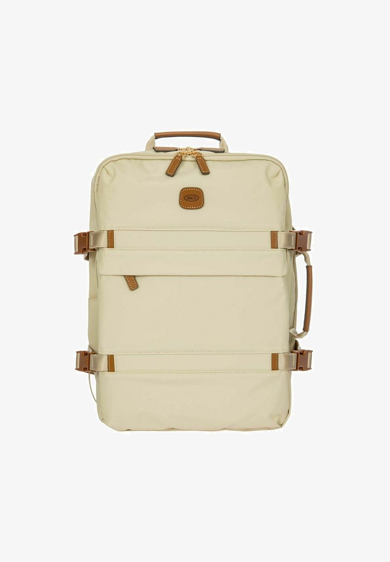 Zaino in nylon beige con accenti in pelle marrone, chiusura con cerniera, manico laterale e spallacci regolabili. Presenta una tasca frontale e un design minimalista.