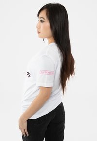 Paradiso Clothing SHUT DOWN - Print T-shirt - white