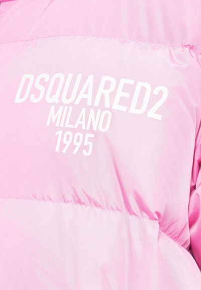 Jachetă puf pink cu un finisaj neted și strălucitor. Prezintă logo-ul alb "DSQUARED2 MILANO 1995". Cusături cusute și brațe set-in.