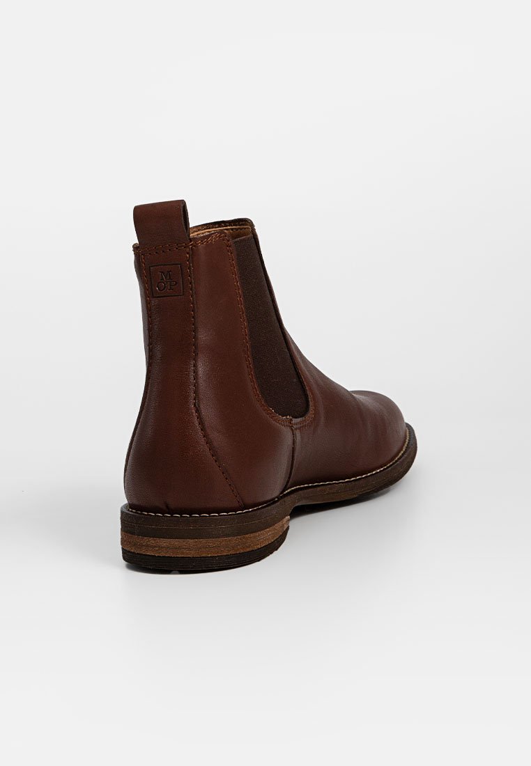 Braune Leder-Chelsea-Boots mit elastischen Seitenpaneelen, abgerundeter Zehe und genähter Sohle. Dezentes Branding an der Fersenschlaufe.