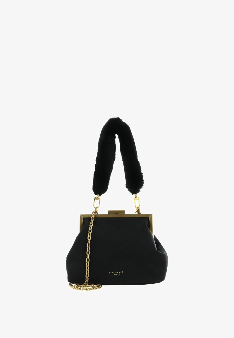Sac à main noir avec une anse douce en fourrure, des ferrures dorées et une bandoulière chaîne. Présente une forme structurée et une fermeture à clip. Logo de la marque visible.